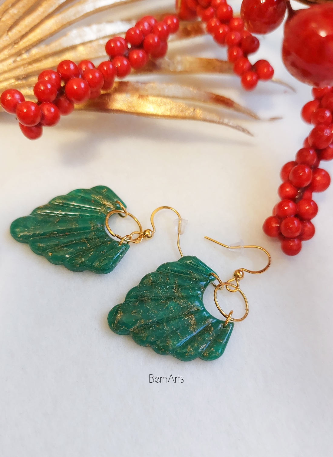 Cercei Dama Verde-Auriu Elegant Handmade - Formă arabesc + Formă Scoică - bijuterii - cercei - cercei lungi - Artynos.ro