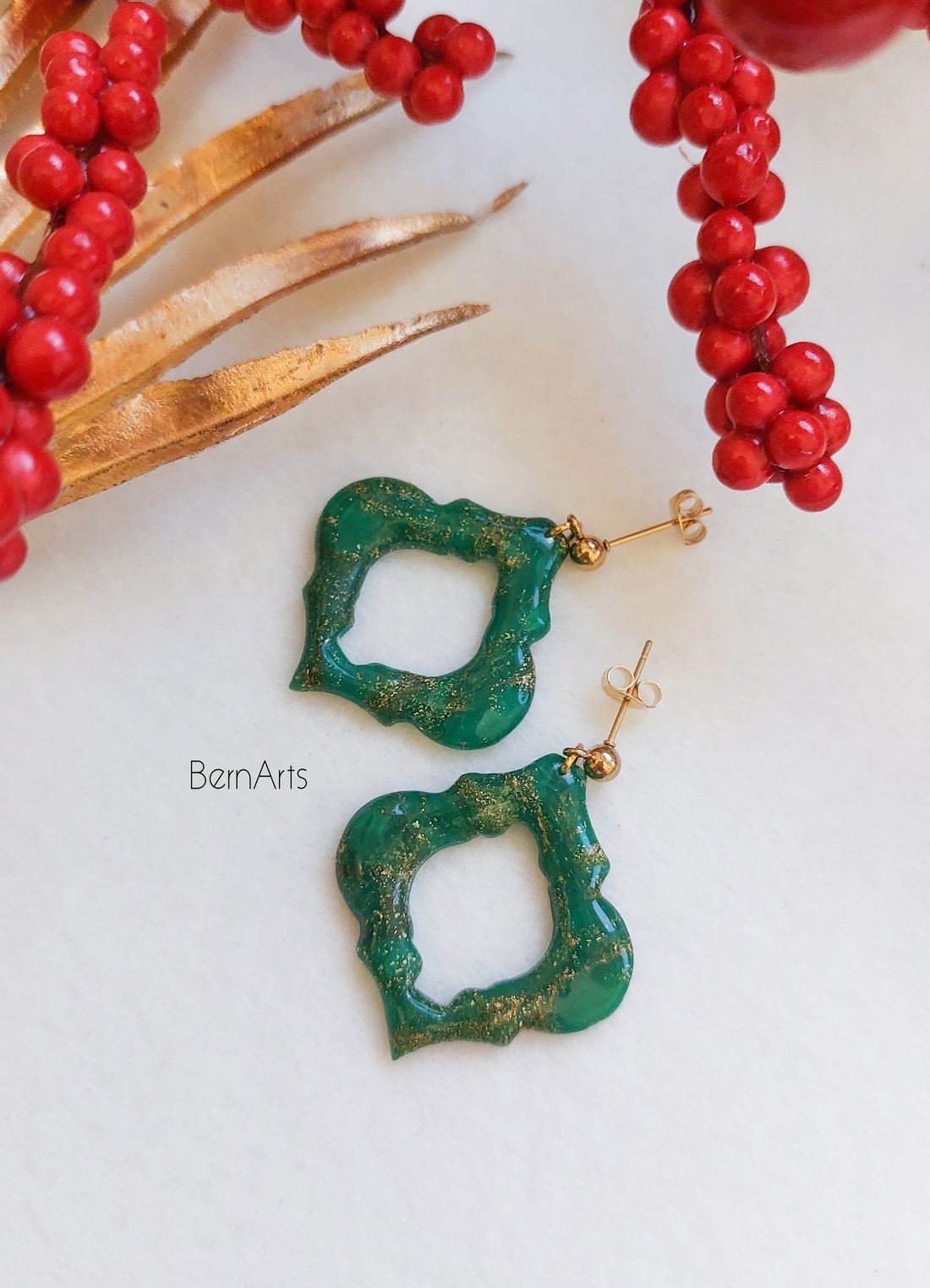 Cercei Dama Verde-Auriu Elegant Handmade - Formă arabesc + Formă Scoică - bijuterii - cercei - cercei lungi - Artynos.ro