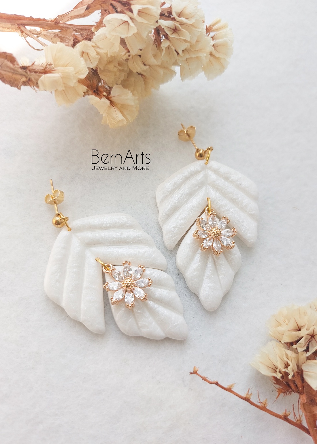 Cercei Mireasă Statement Alb-Auriu Eleganti Deosebiti Handmade 01 - accesorii nuntă - bijuterii mireasă - cercei mireasă - Artynos.ro