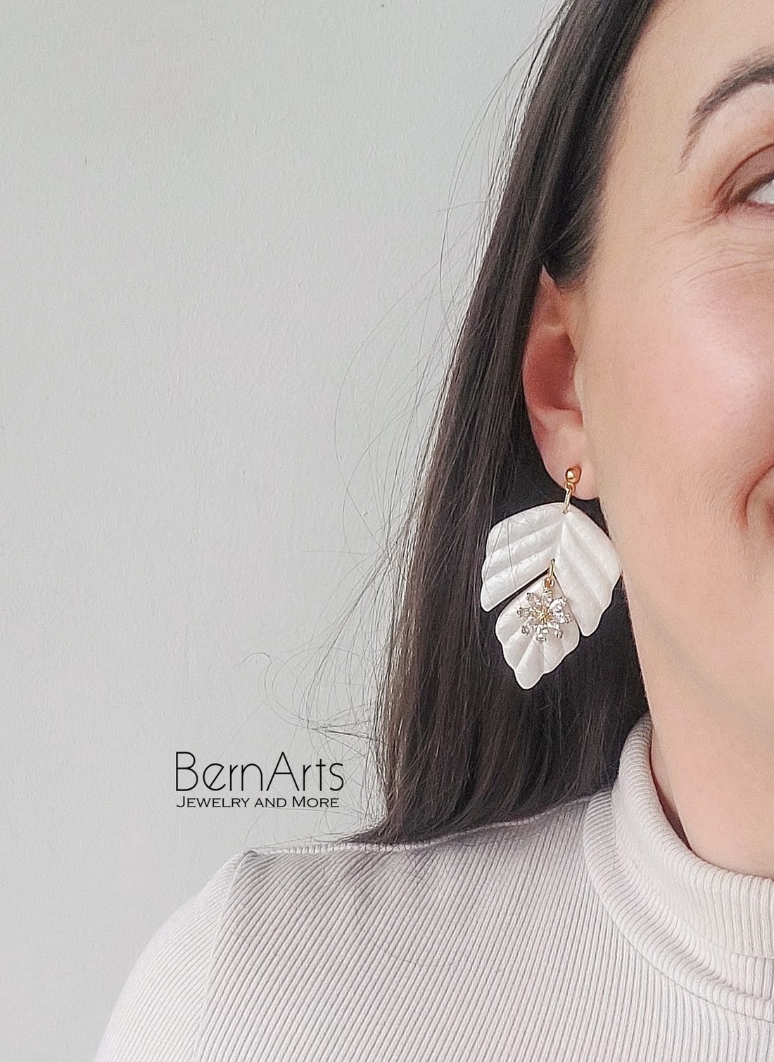 Cercei Mireasă Statement Alb-Auriu Eleganti Deosebiti Handmade 01 - accesorii nuntă - bijuterii mireasă - cercei mireasă - Artynos.ro