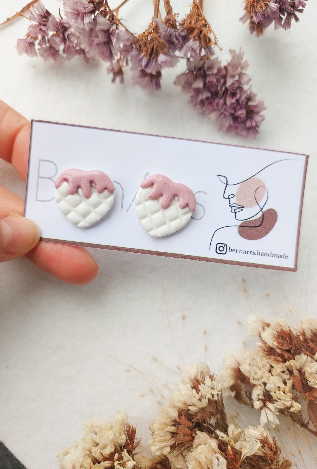 Cercei Kawaii Adorabili Handmade Alb-Roz -Waffel cu Topping de Căpșuni  - bijuterii - cercei - cercei cu figurine - Artynos.ro