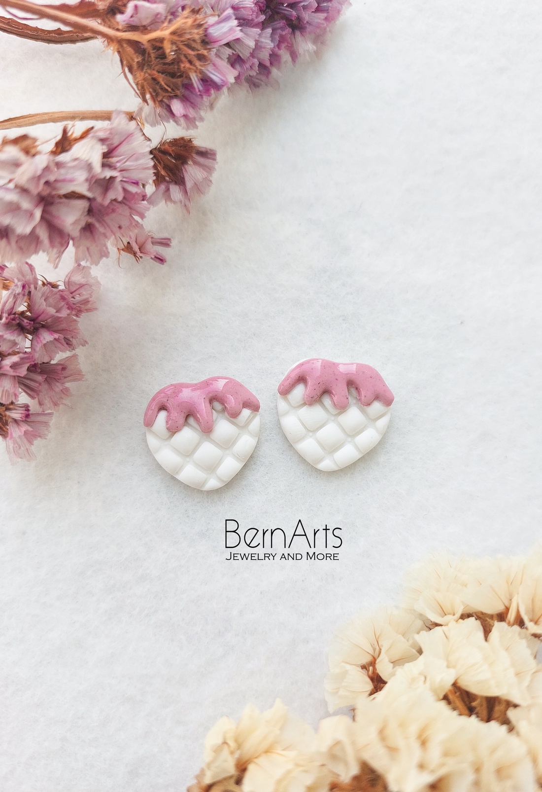 Cercei Kawaii Adorabili Handmade Alb-Roz -Waffel cu Topping de Căpșuni  - bijuterii - cercei - cercei cu figurine - Artynos.ro