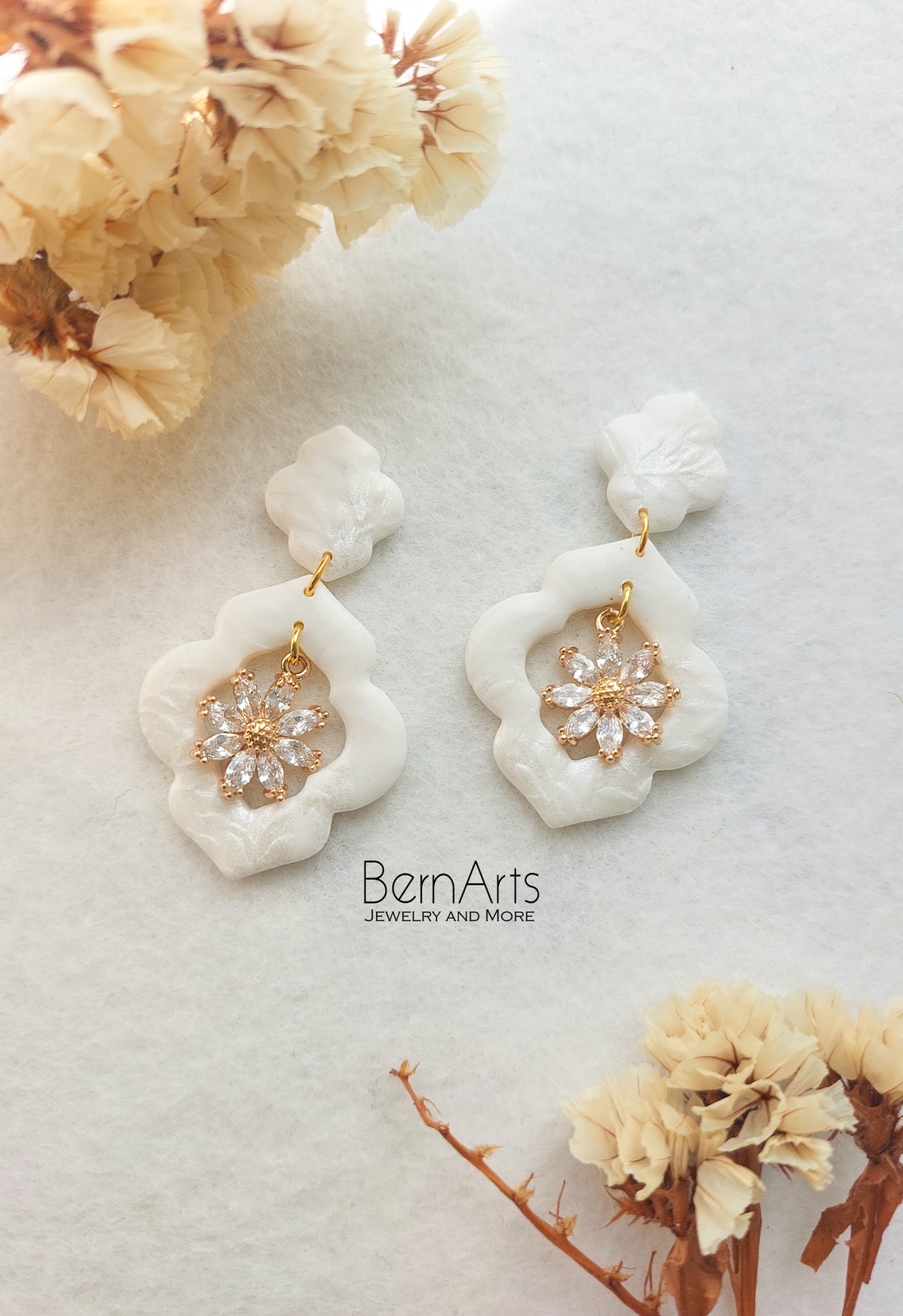 Cercei Mireasă Alb-Auriu Eleganti Deosebiti 01 - accesorii nuntă - bijuterii mireasă - cercei mireasă - Artynos.ro