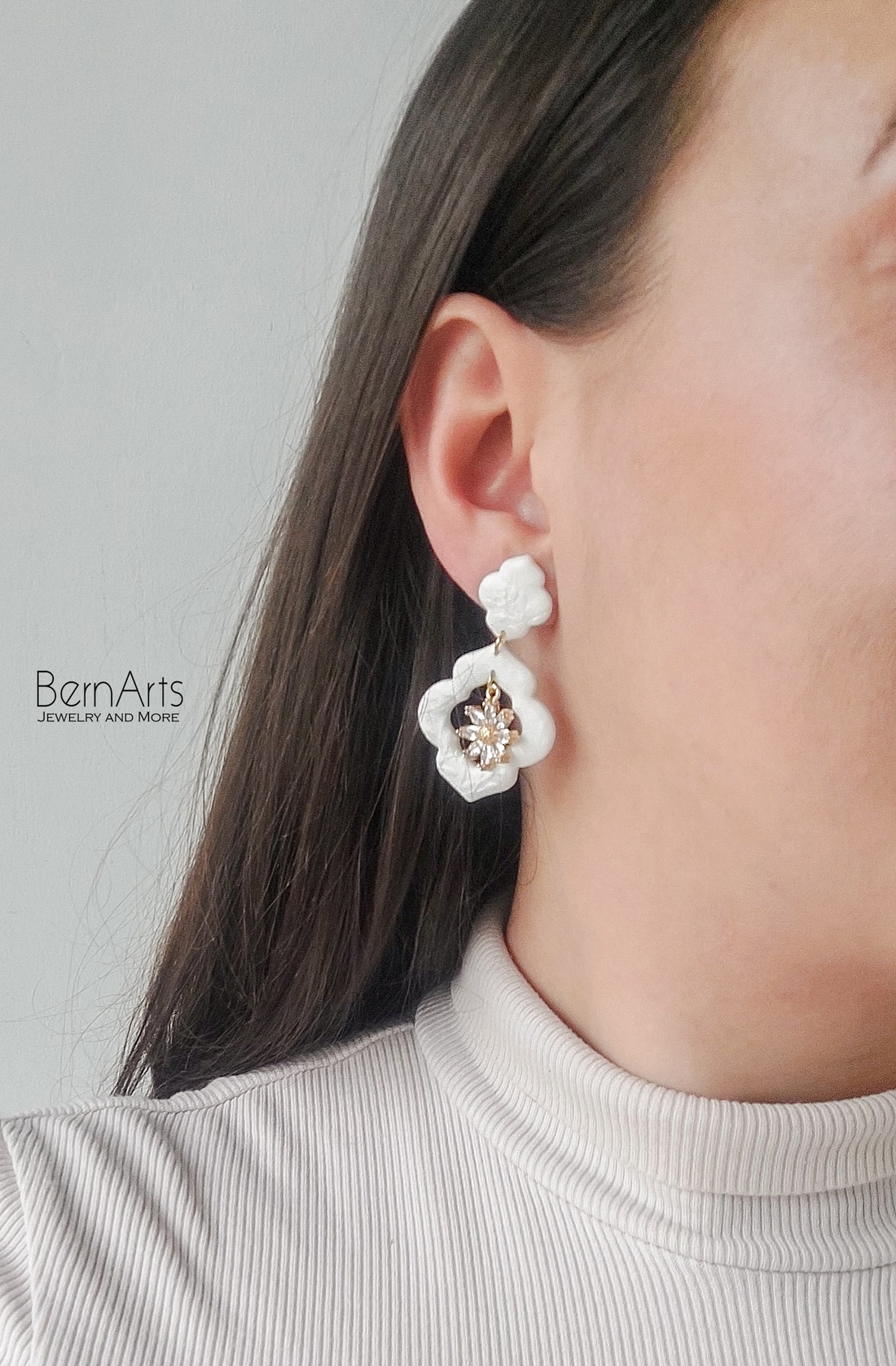 Cercei Mireasă Alb-Auriu Eleganti Deosebiti 01 - accesorii nuntă - bijuterii mireasă - cercei mireasă - Artynos.ro