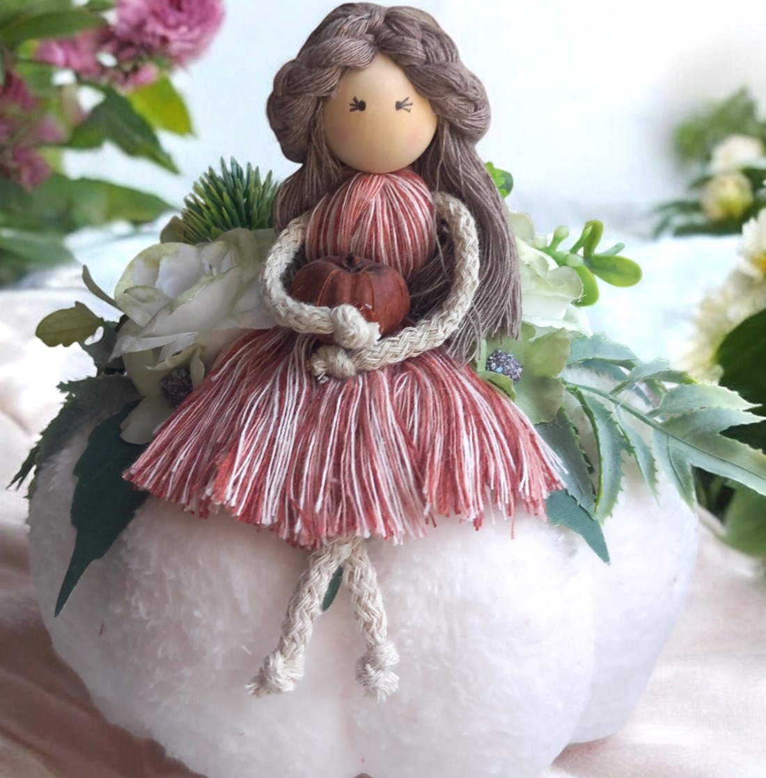 Păpușă macramé pe un dovleac � Decorațiune de toamnă pentru masă cu flori realiste în culori alb, verde și visiniu -  - Artynos.ro