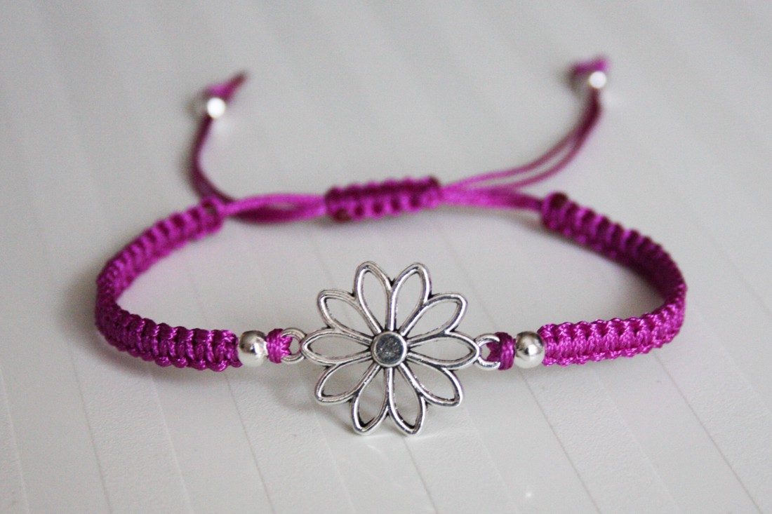 Brățară macramé împletită - Floare violet -  - Artynos.ro