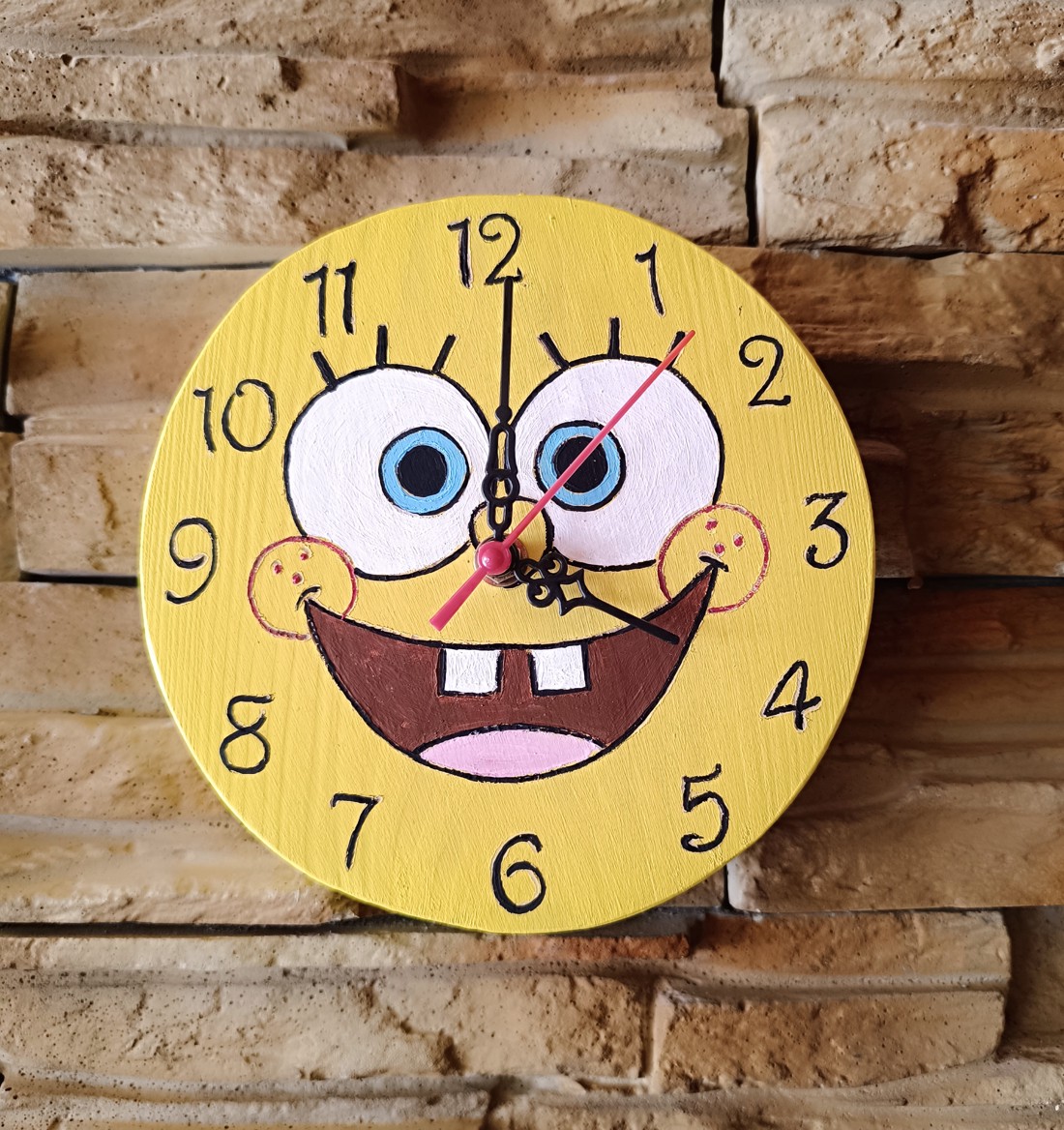 Ceas de perete din lemn Spongebob - - Artynos.ro Ceas de perete din lemn Spongebob - - Artynos.ro