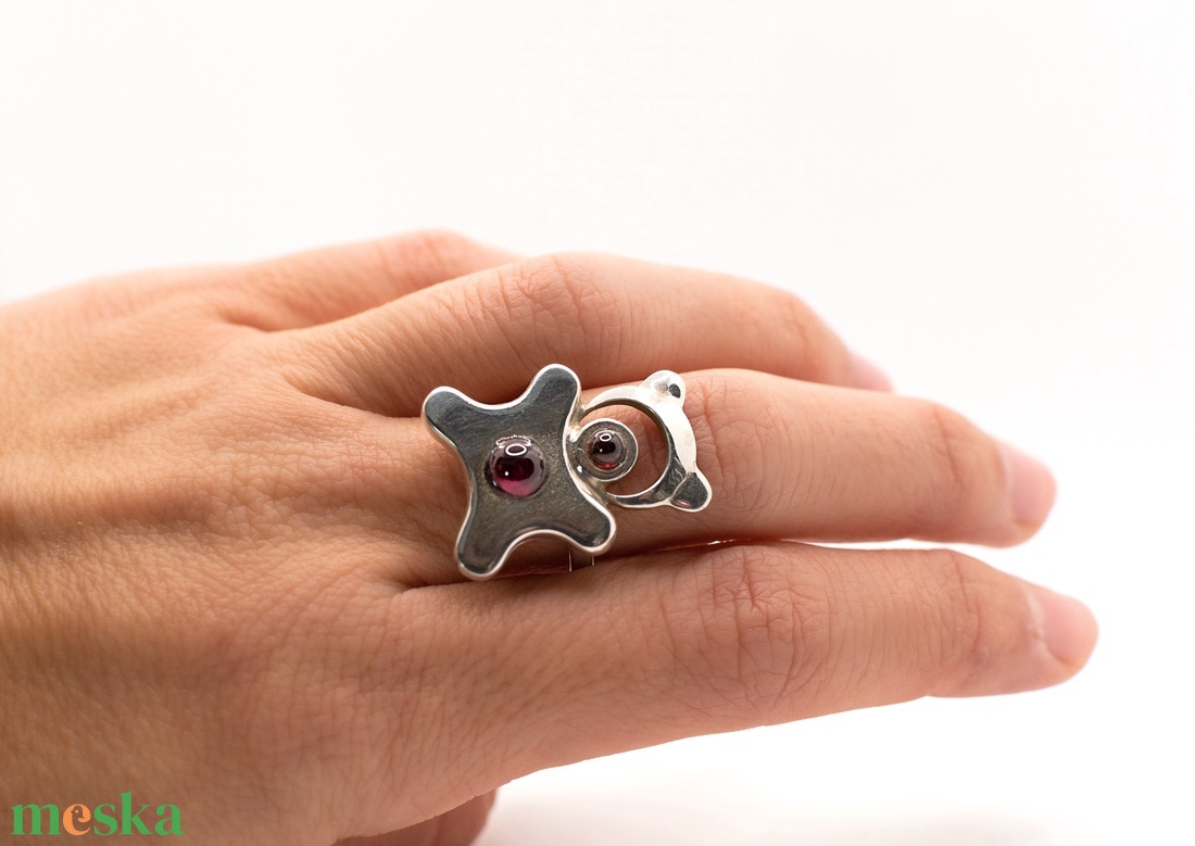 Handcrafted silver ring for adults in the shape of an animal, adorned with garnet stones - accessorii și unelte - mărgea, componente de bijuterii - alte piese - Artynos.ro Handcrafted silver ring for adults in the shape of an animal, adorned with garnet stones - accessorii și unelte - mărgea, componente de bijuterii - alte piese - Artynos.ro