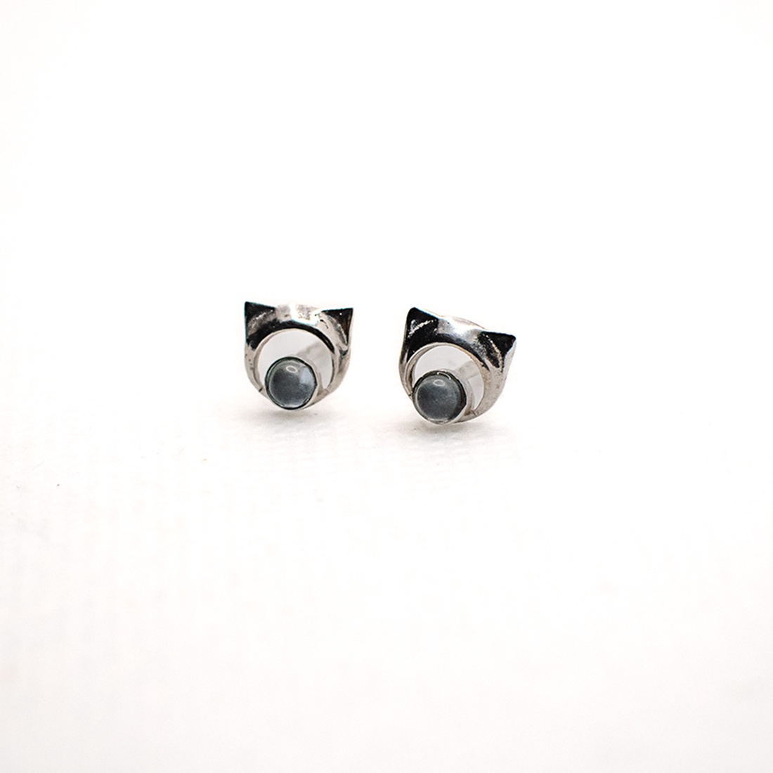 Handcrafted silver earrings in the shape of an animal, adorned with a gemstone - accessorii și unelte - accesorii decorative - figurine - Artynos.ro Handcrafted silver earrings in the shape of an animal, adorned with a gemstone - accessorii și unelte - accesorii decorative - figurine - Artynos.ro