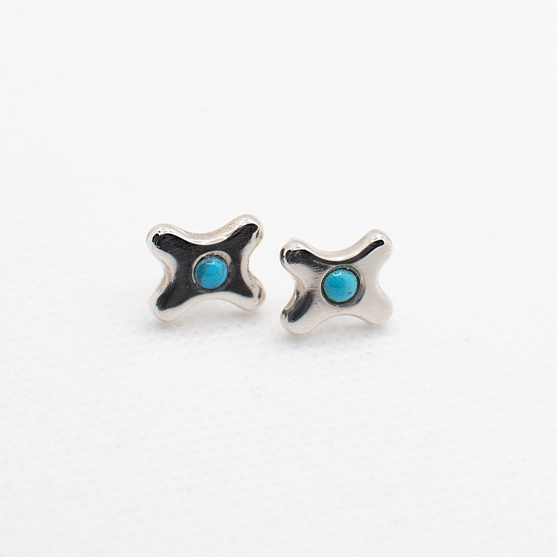 Handcrafted silver earrings adorned with turquoise stone - accessorii și unelte - accesorii decorative - figurine - Artynos.ro Handcrafted silver earrings adorned with turquoise stone - accessorii și unelte - accesorii decorative - figurine - Artynos.ro