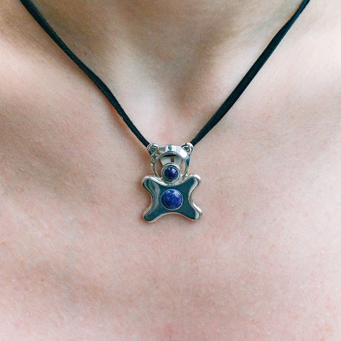 Handcrafted silver pendant for adults in the shape of an animal, adorned with a lapis lazuli stone - accessorii și unelte - accesorii decorative - figurine - Artynos.ro Handcrafted silver pendant for adults in the shape of an animal, adorned with a lapis lazuli stone - accessorii și unelte - accesorii decorative - figurine - Artynos.ro