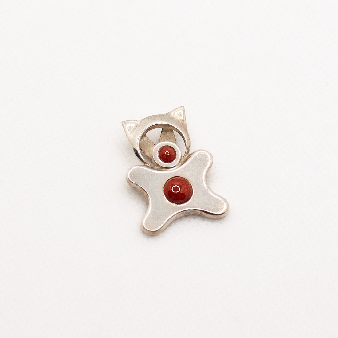 Handcrafted silver pendant for adults in the shape of an animal, adorned with a coral stone - accessorii și unelte - accesorii decorative - figurine - Artynos.ro Handcrafted silver pendant for adults in the shape of an animal, adorned with a coral stone - accessorii și unelte - accesorii decorative - figurine - Artynos.ro
