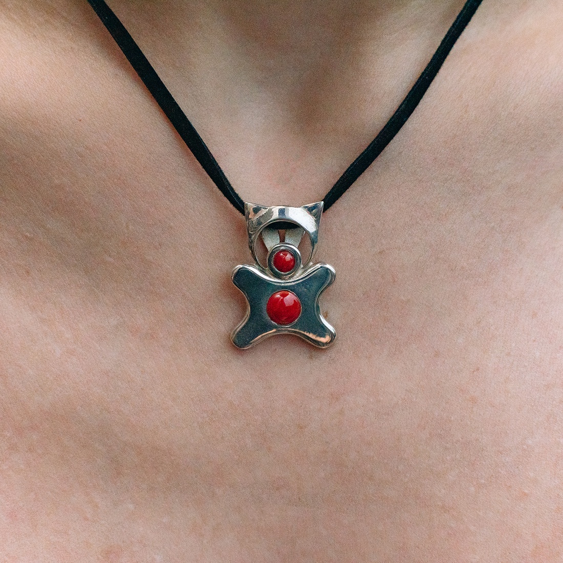 Handcrafted silver pendant for adults in the shape of an animal, adorned with a coral stone - accessorii și unelte - accesorii decorative - figurine - Artynos.ro Handcrafted silver pendant for adults in the shape of an animal, adorned with a coral stone - accessorii și unelte - accesorii decorative - figurine - Artynos.ro