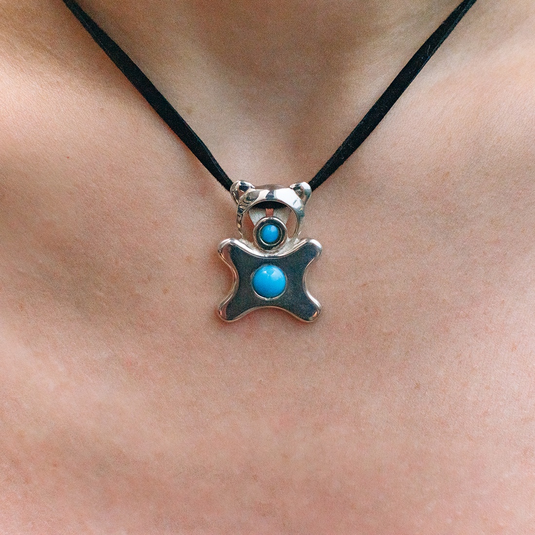 Handcrafted silver pendant for adults in the shape of an animal, adorned with turquoise stones - accessorii și unelte - accesorii decorative - figurine - Artynos.ro Handcrafted silver pendant for adults in the shape of an animal, adorned with turquoise stones - accessorii și unelte - accesorii decorative - figurine - Artynos.ro