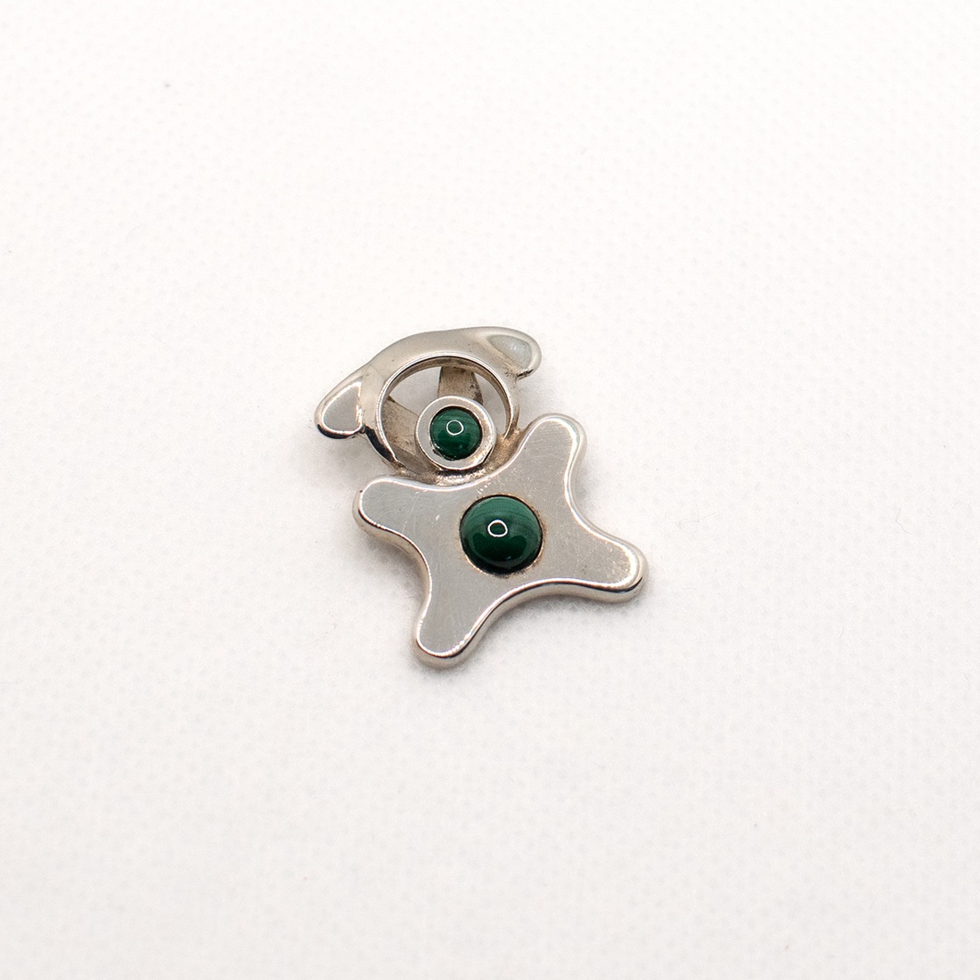 Handcrafted silver pendant for adults in the shape of an animal, adorned with malachite stones - accessorii și unelte - accesorii decorative - figurine - Artynos.ro Handcrafted silver pendant for adults in the shape of an animal, adorned with malachite stones - accessorii și unelte - accesorii decorative - figurine - Artynos.ro