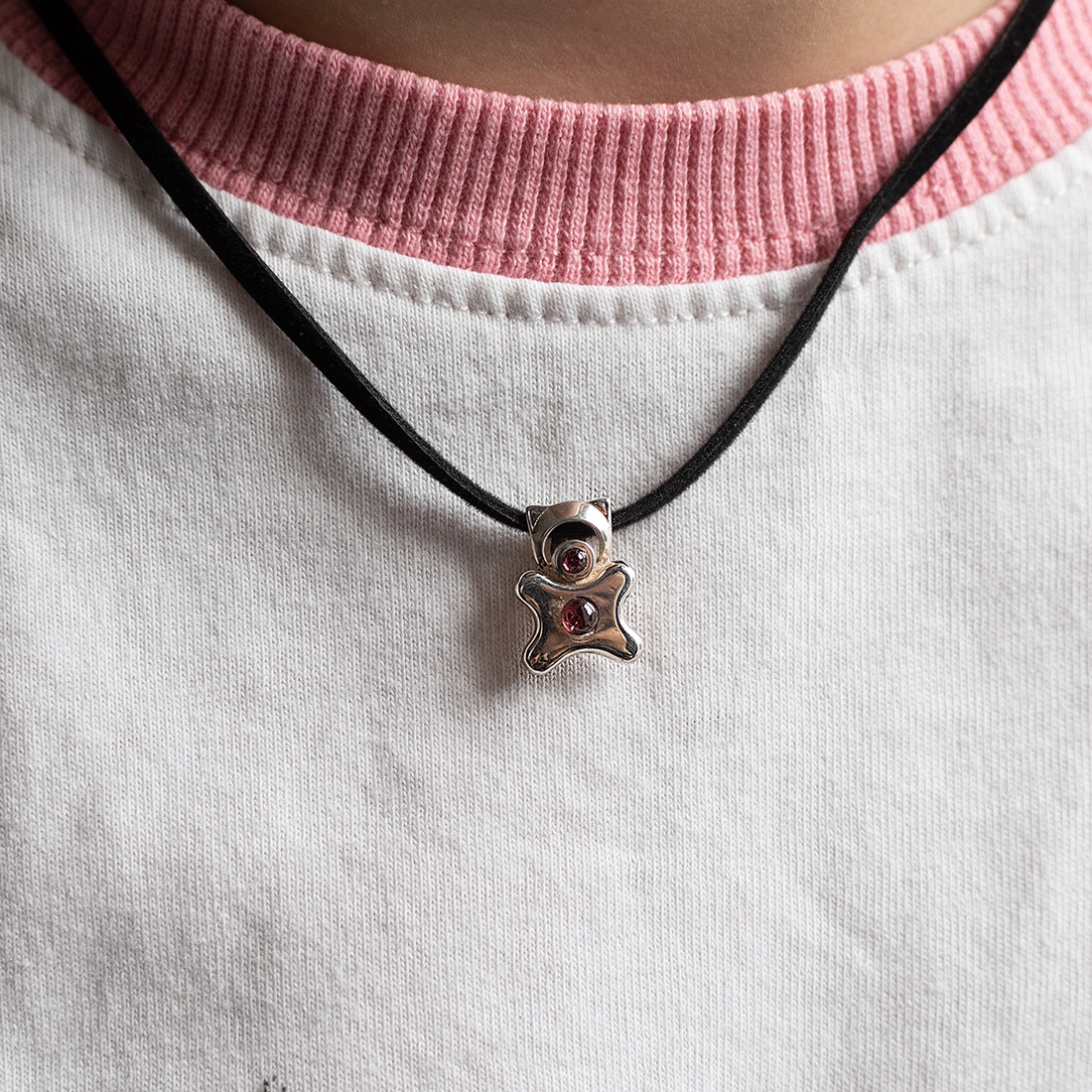 Animal-shaped handcrafted silver pendant for children, decorated with garnet stones - accessorii și unelte - accesorii decorative - figurine - Artynos.ro Animal-shaped handcrafted silver pendant for children, decorated with garnet stones - accessorii și unelte - accesorii decorative - figurine - Artynos.ro