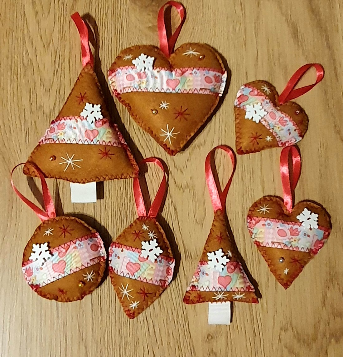 Gingerbread model simțit ornamente alb - roz -  - Artynos.ro