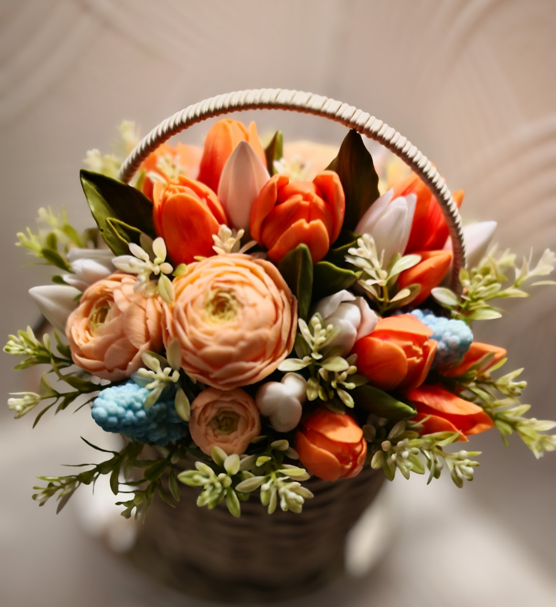 Aranjament floral din săpun în coș � cadou elegant în nuanțe calde, handmade - casă & stil de viață - decorațiuni de casă - accesorii florale - buchete de flori - Artynos.ro