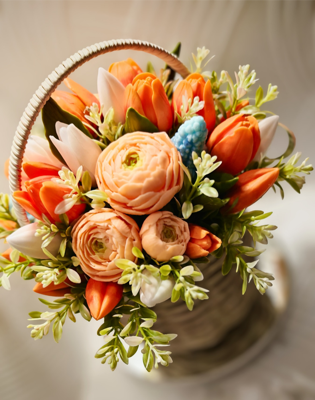 Aranjament floral din săpun în coș � cadou elegant în nuanțe calde, handmade - casă & stil de viață - decorațiuni de casă - accesorii florale - buchete de flori - Artynos.ro