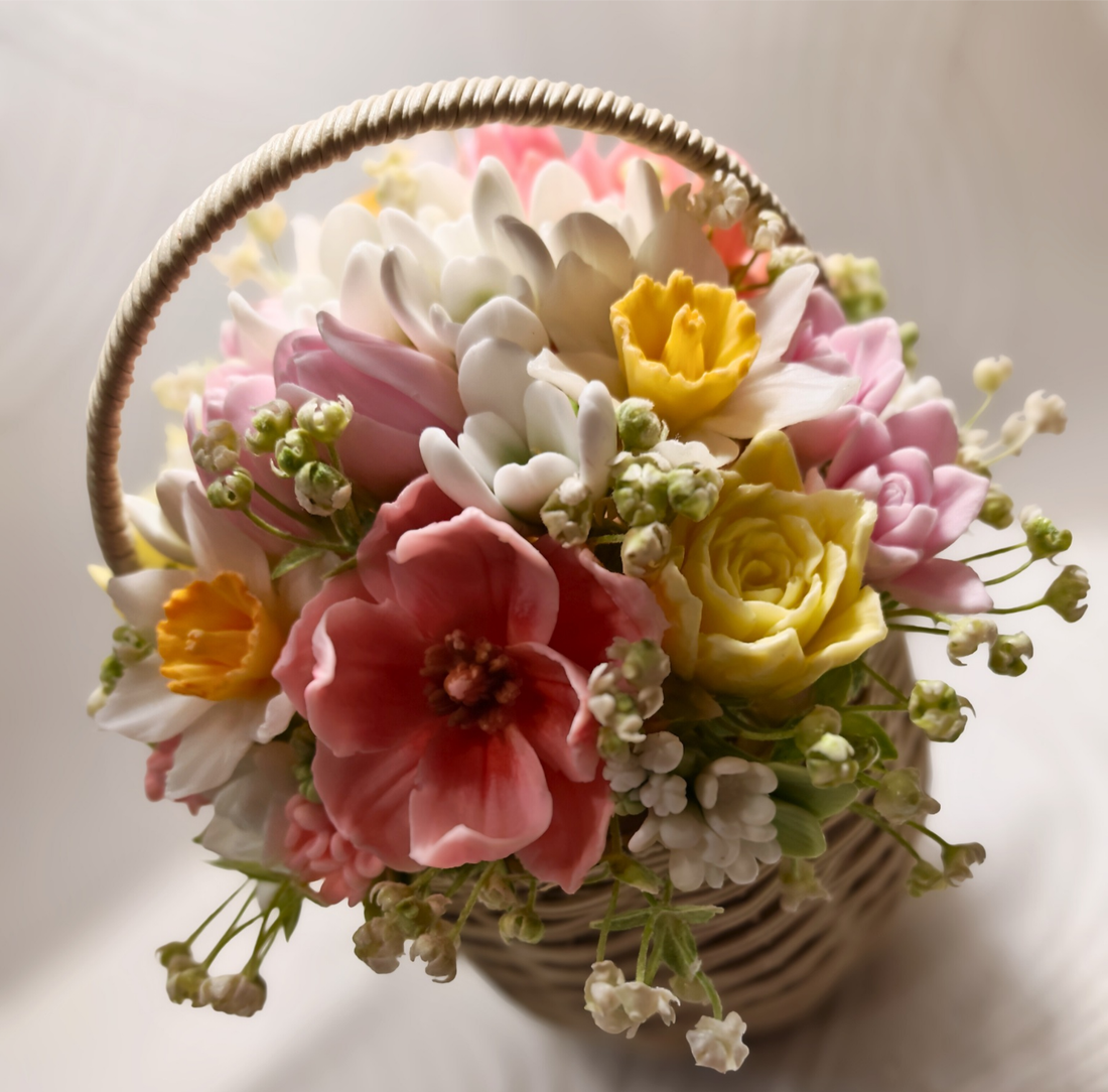 Aranjament floral din săpun în coș � cadou delicat în nuanțe pastel, handmade - casă & stil de viață - decorațiuni de casă - accesorii florale - buchete de flori - Artynos.ro