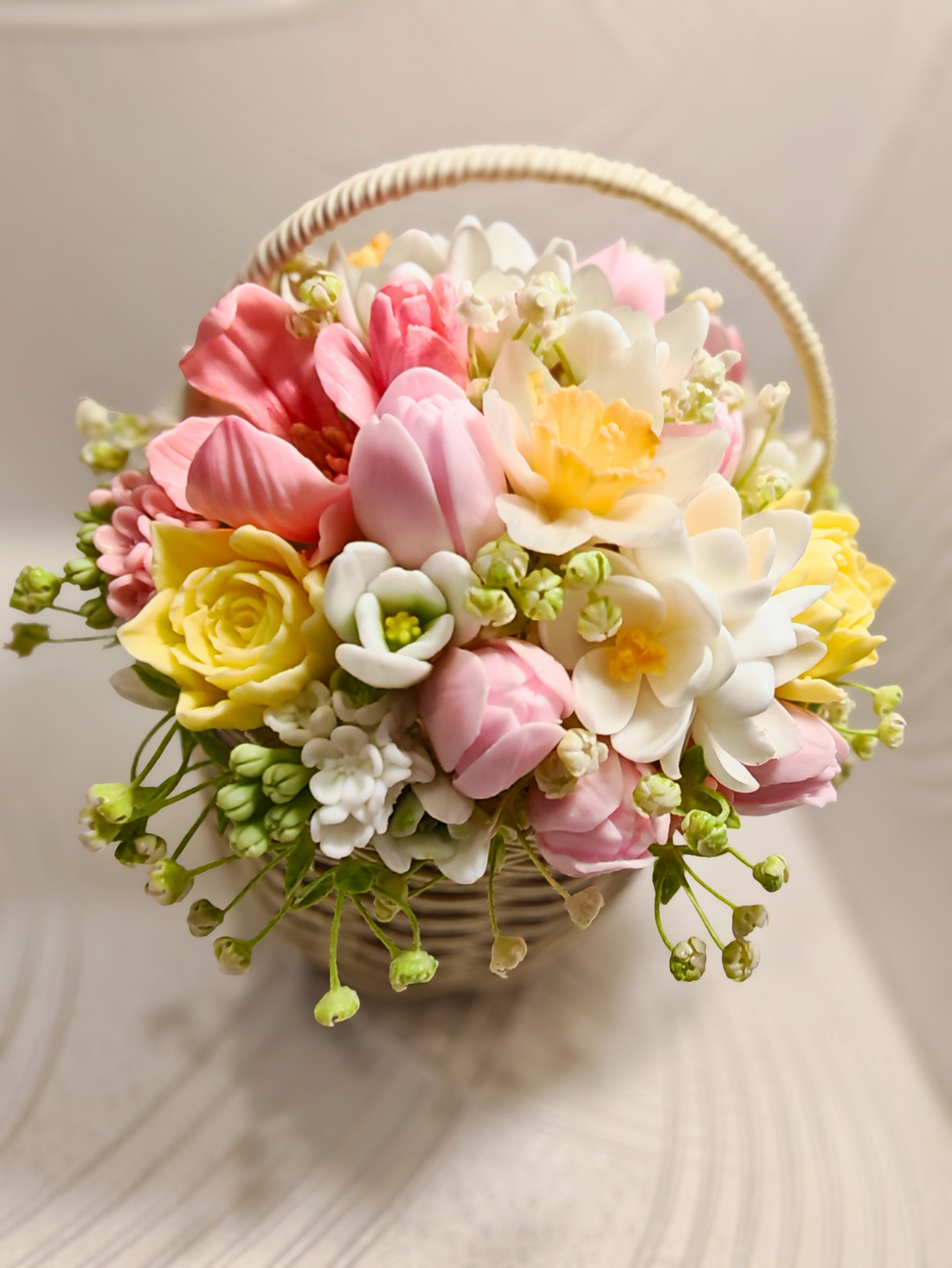 Aranjament floral din săpun în coș � cadou delicat în nuanțe pastel, handmade - casă & stil de viață - decorațiuni de casă - accesorii florale - buchete de flori - Artynos.ro