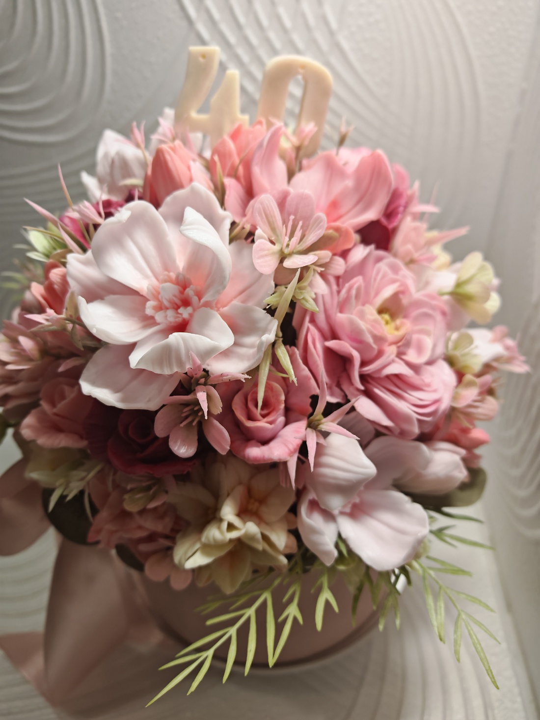 Aranjament floral din săpun în cutie elegantă cu cifră � cadou personalizat handmade - casă & stil de viață - decorațiuni de casă - accesorii florale - buchete de flori - Artynos.ro