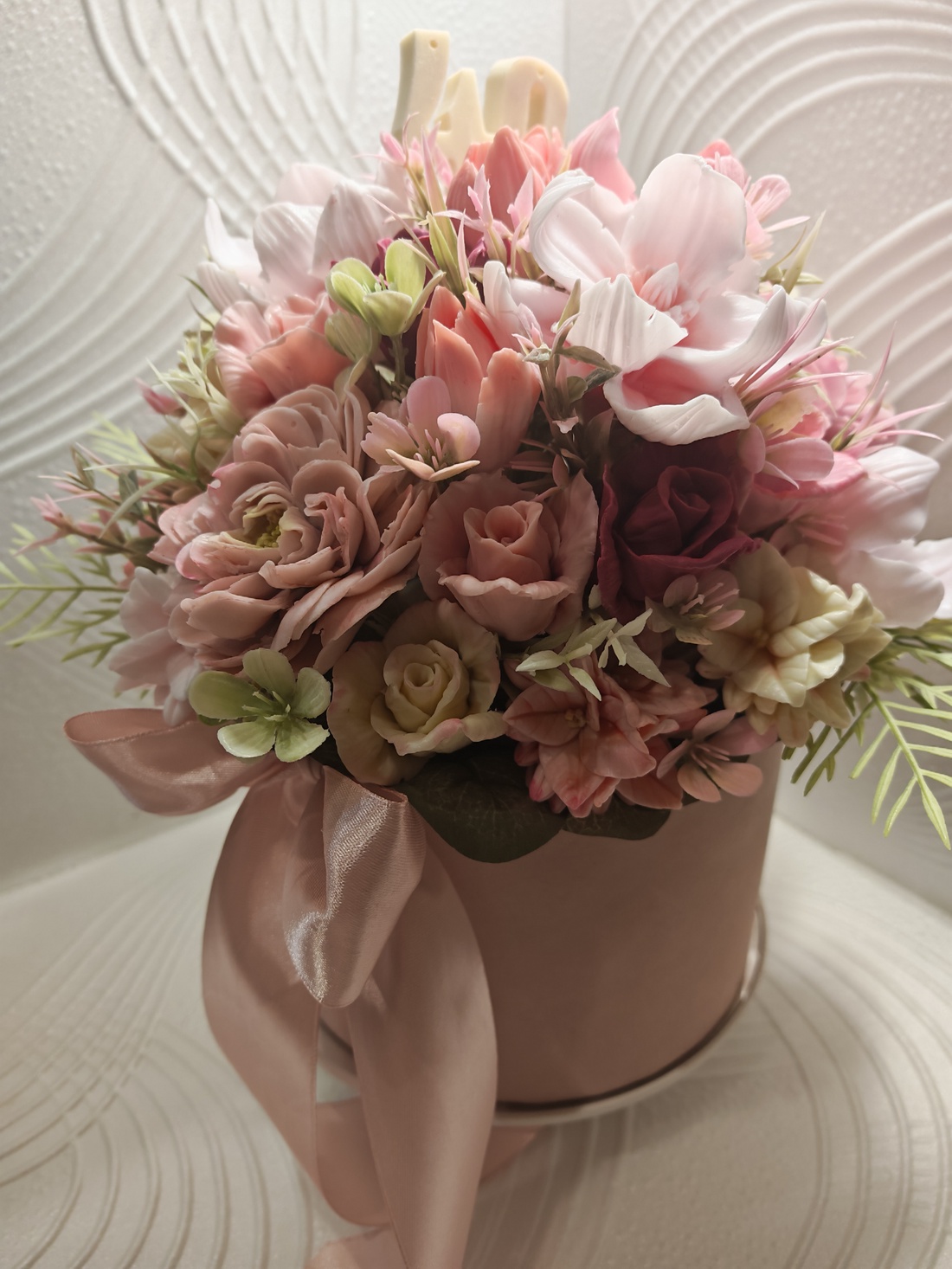 Aranjament floral din săpun în cutie elegantă cu cifră � cadou personalizat handmade - casă & stil de viață - decorațiuni de casă - accesorii florale - buchete de flori - Artynos.ro