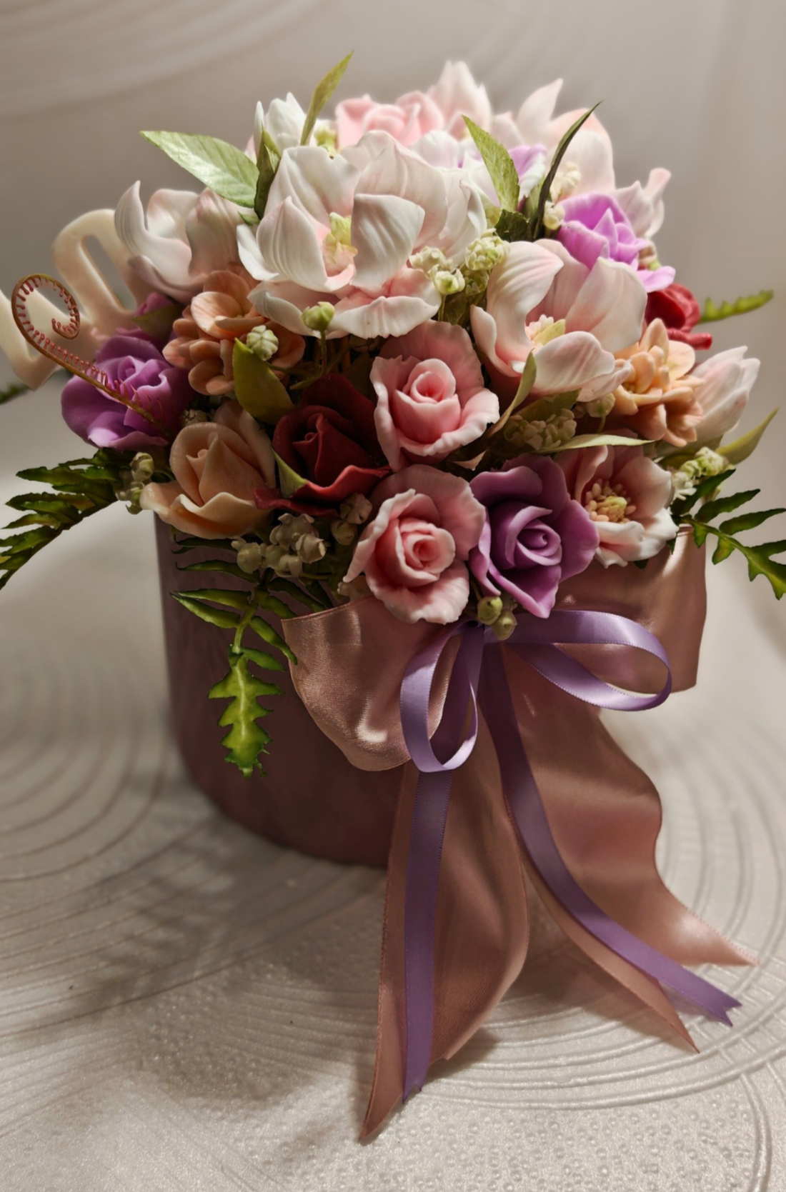 Aranjament floral din săpun în cutie elegantă cu cifră � cadou personalizat handmade - casă & stil de viață - decorațiuni de casă - accesorii florale - buchete de flori - Artynos.ro