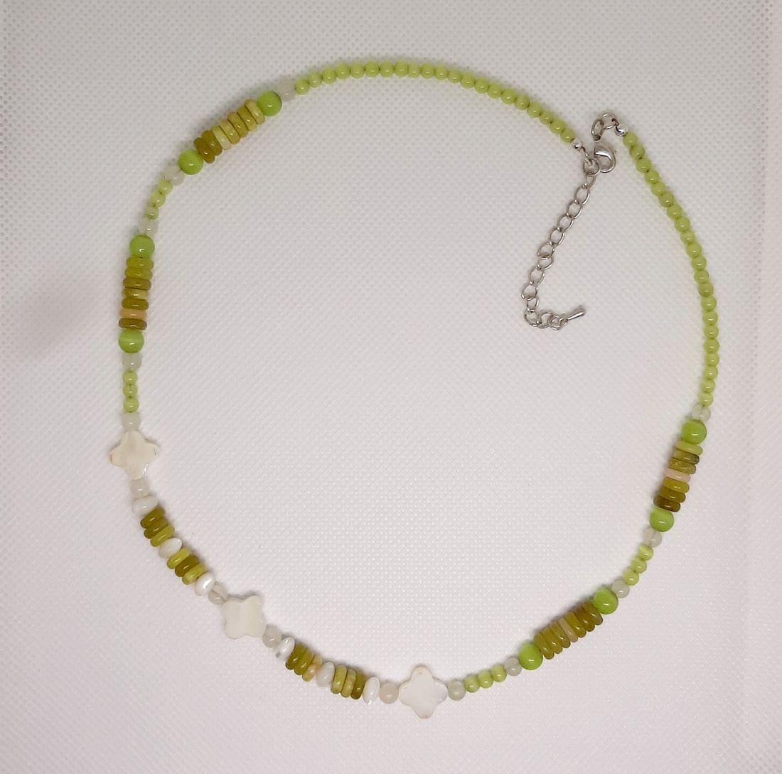 Colier handmade cu discuri verde jad si sidef alb - bijuterii - coliere - coliere din mărgele - Artynos.ro