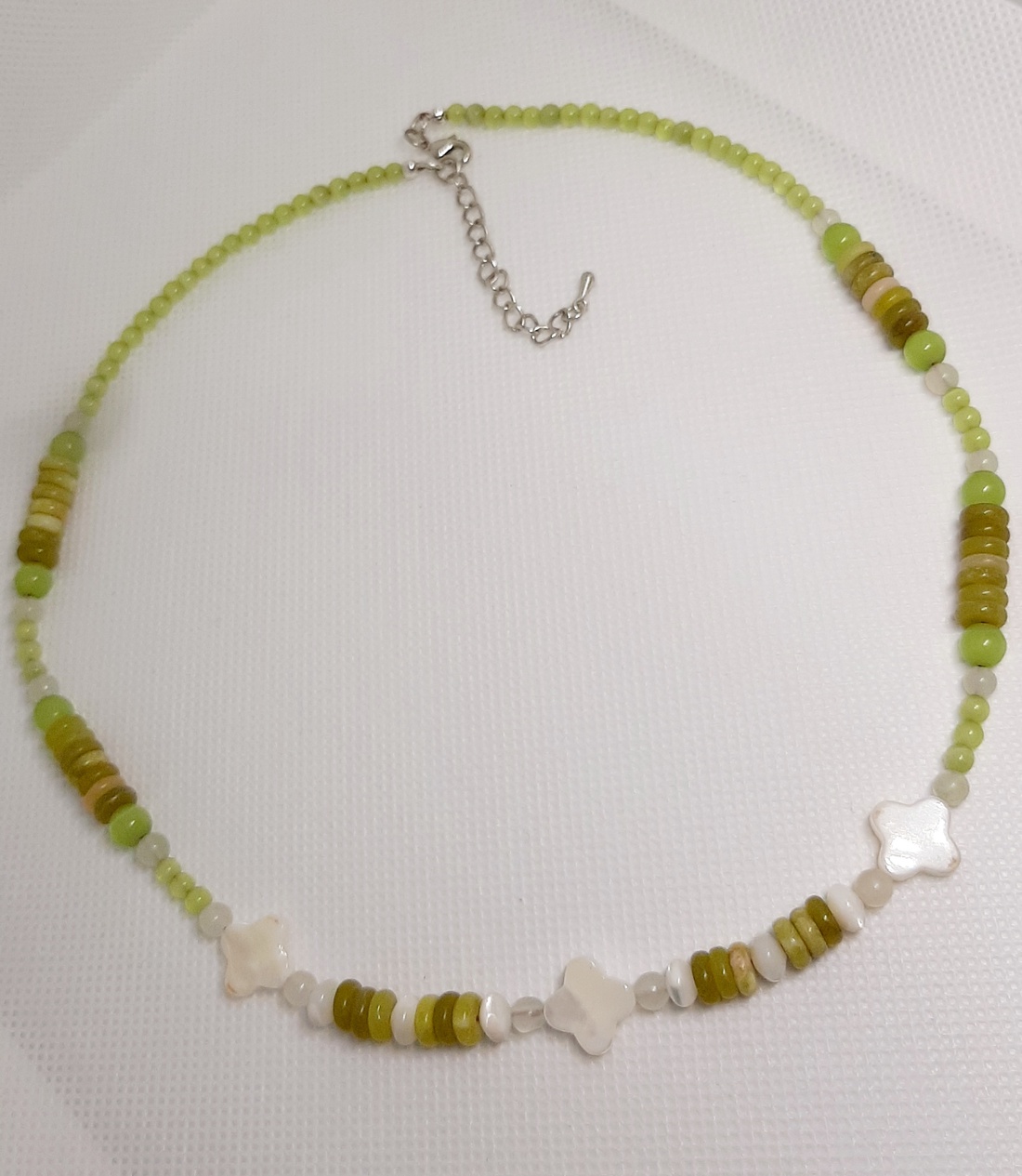 Colier handmade cu discuri verde jad si sidef alb - bijuterii - coliere - coliere din mărgele - Artynos.ro