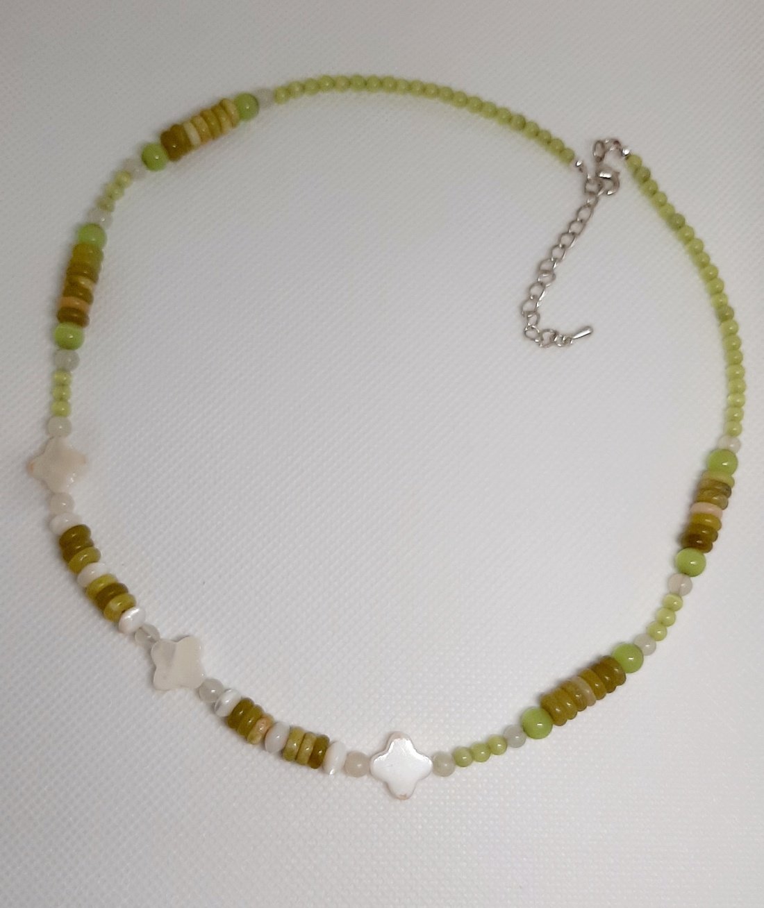 Colier handmade cu discuri verde jad si sidef alb - bijuterii - coliere - coliere din mărgele - Artynos.ro