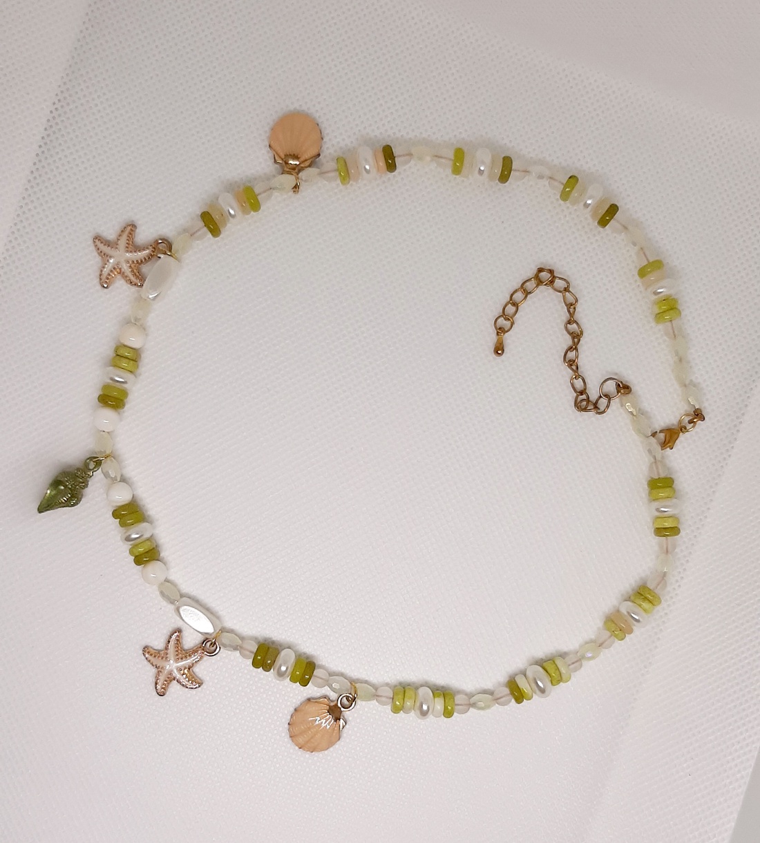 Colier handmade cu discuri verde jad si pandantive ocean fish - bijuterii - coliere - coliere din mărgele - Artynos.ro