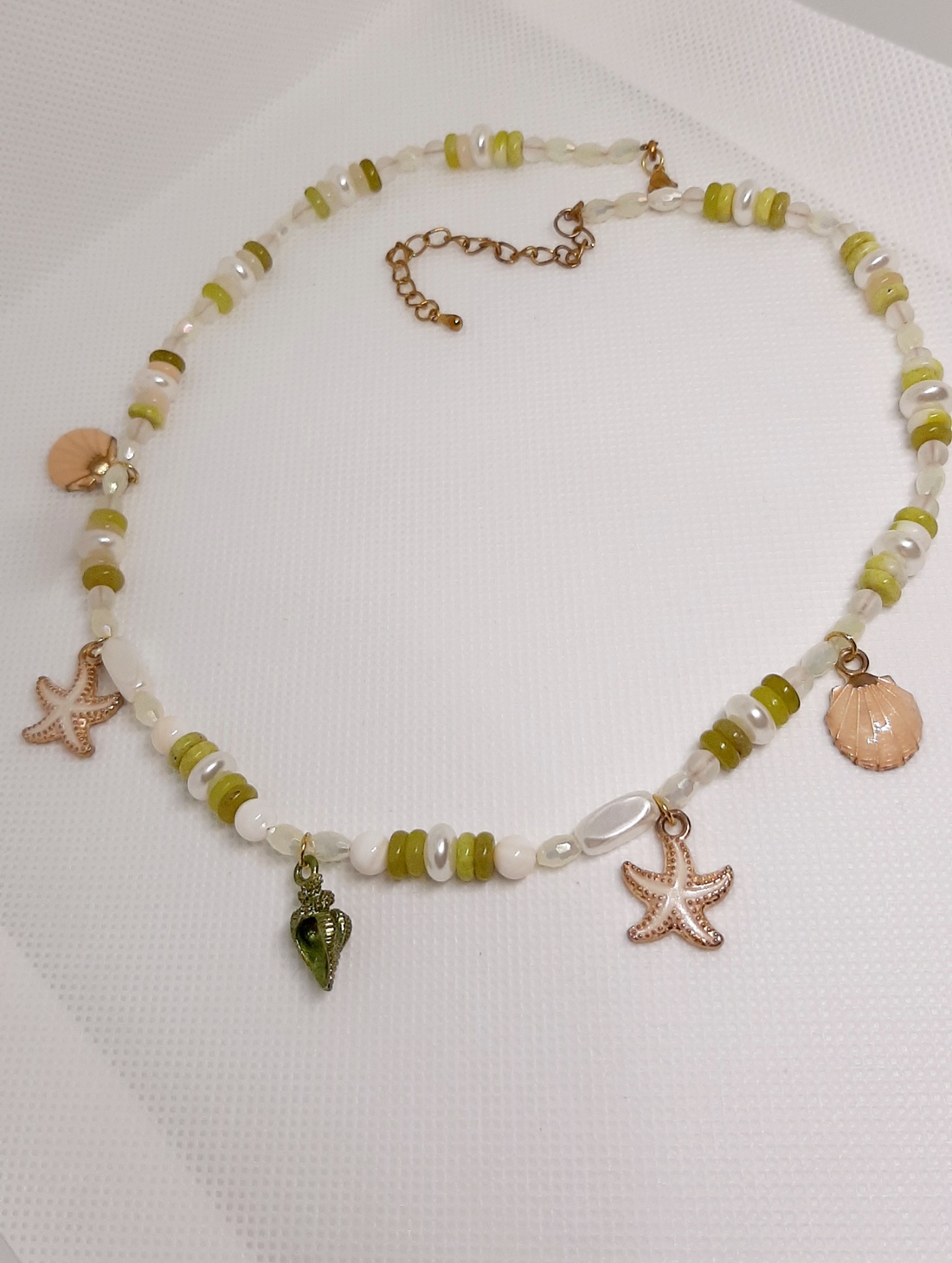 Colier handmade cu discuri verde jad si pandantive ocean fish - bijuterii - coliere - coliere din mărgele - Artynos.ro