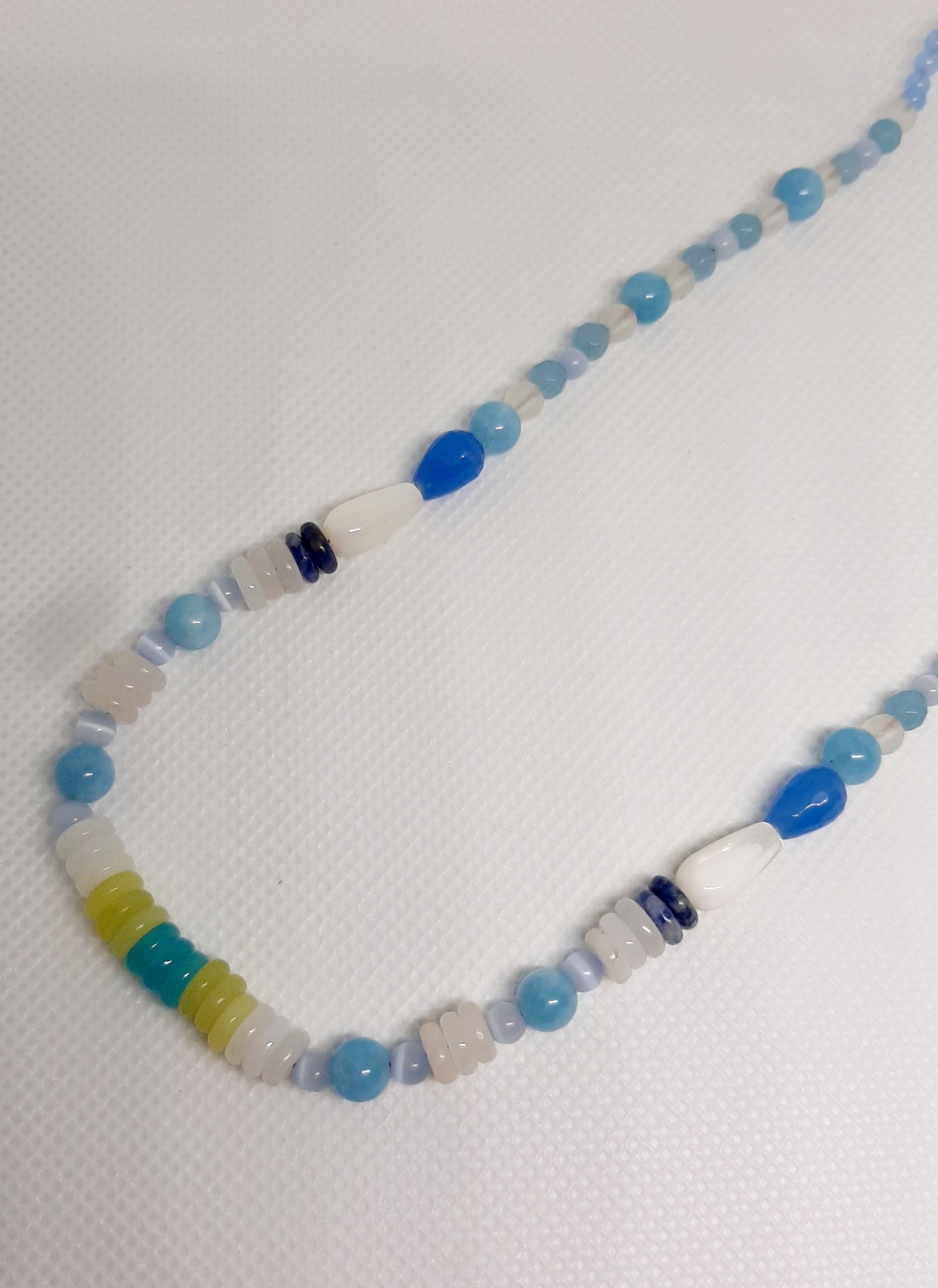 Colier handmade cu discuri bleu, albe si verzi jad, agate bleu si angelit - bijuterii - coliere - coliere din mărgele - Artynos.ro