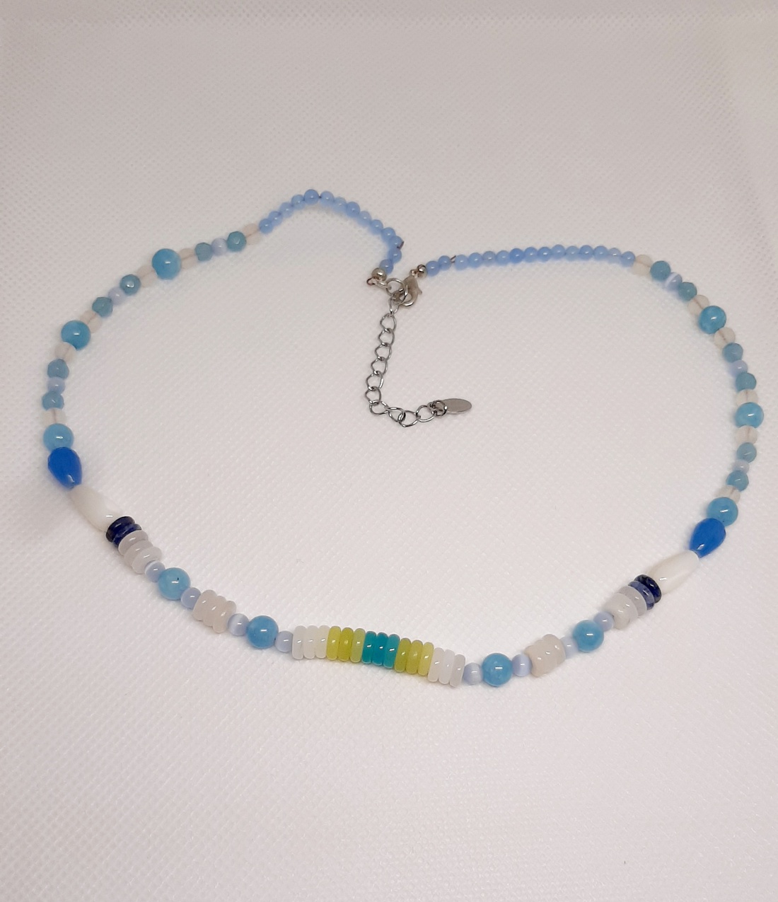 Colier handmade cu discuri bleu, albe si verzi jad, agate bleu si angelit - bijuterii - coliere - coliere din mărgele - Artynos.ro