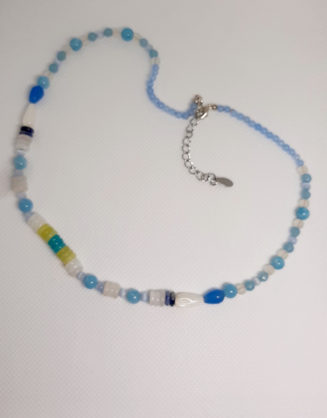 Colier handmade cu discuri bleu, albe si verzi jad, agate bleu si angelit - bijuterii - coliere - coliere din mărgele - Artynos.ro