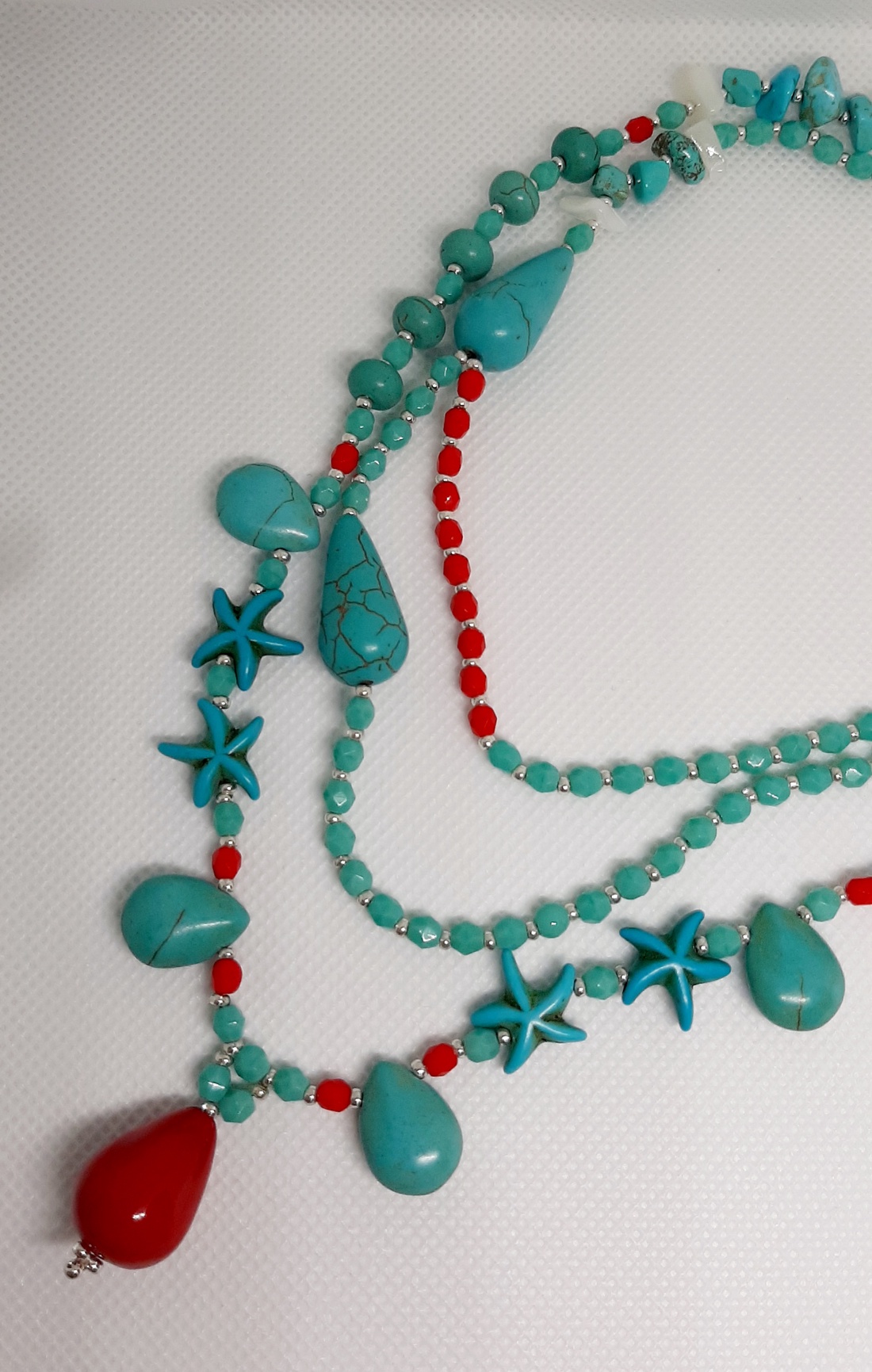 Colier handmade din turquoise reconstruit sfere si stelute, pandativ coral, cristale roșii cehești, cipsuri turquoise si - bijuterii - coliere - coliere din mărgele - Artynos.ro