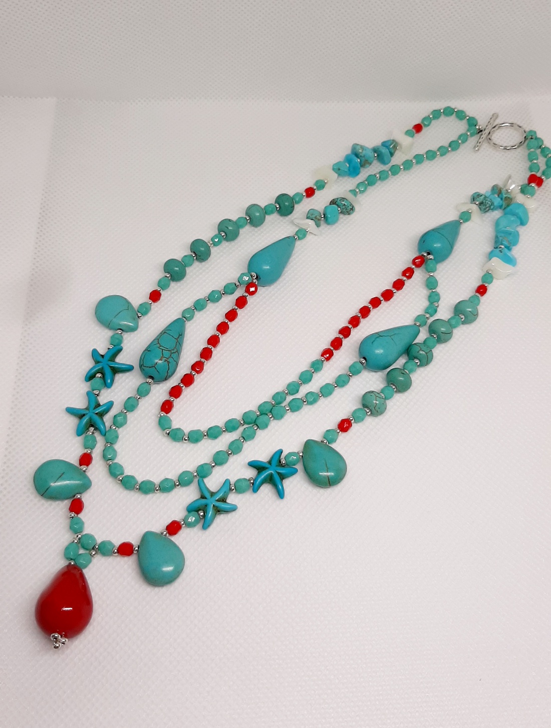 Colier handmade din turquoise reconstruit sfere si stelute, pandativ coral, cristale roșii cehești, cipsuri turquoise si - bijuterii - coliere - coliere din mărgele - Artynos.ro