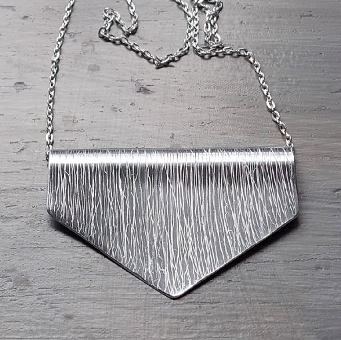 Pandantiv cu design minimalist din aluminiu lucios, ușor, pe un lanț argintiu -  - Artynos.ro Pandantiv cu design minimalist din aluminiu lucios, ușor, pe un lanț argintiu -  - Artynos.ro