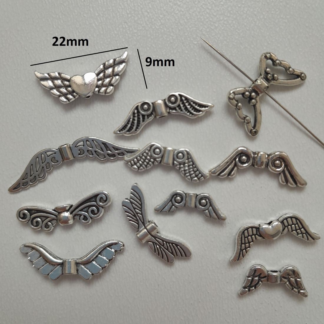 Sortiment aripi de înger din metal - modele fotografiate - culoare argintiu antichizat - 12 bucăți / pachet - - Artynos.ro Sortiment aripi de înger din metal - modele fotografiate - culoare argintiu antichizat - 12 bucăți / pachet - - Artynos.ro