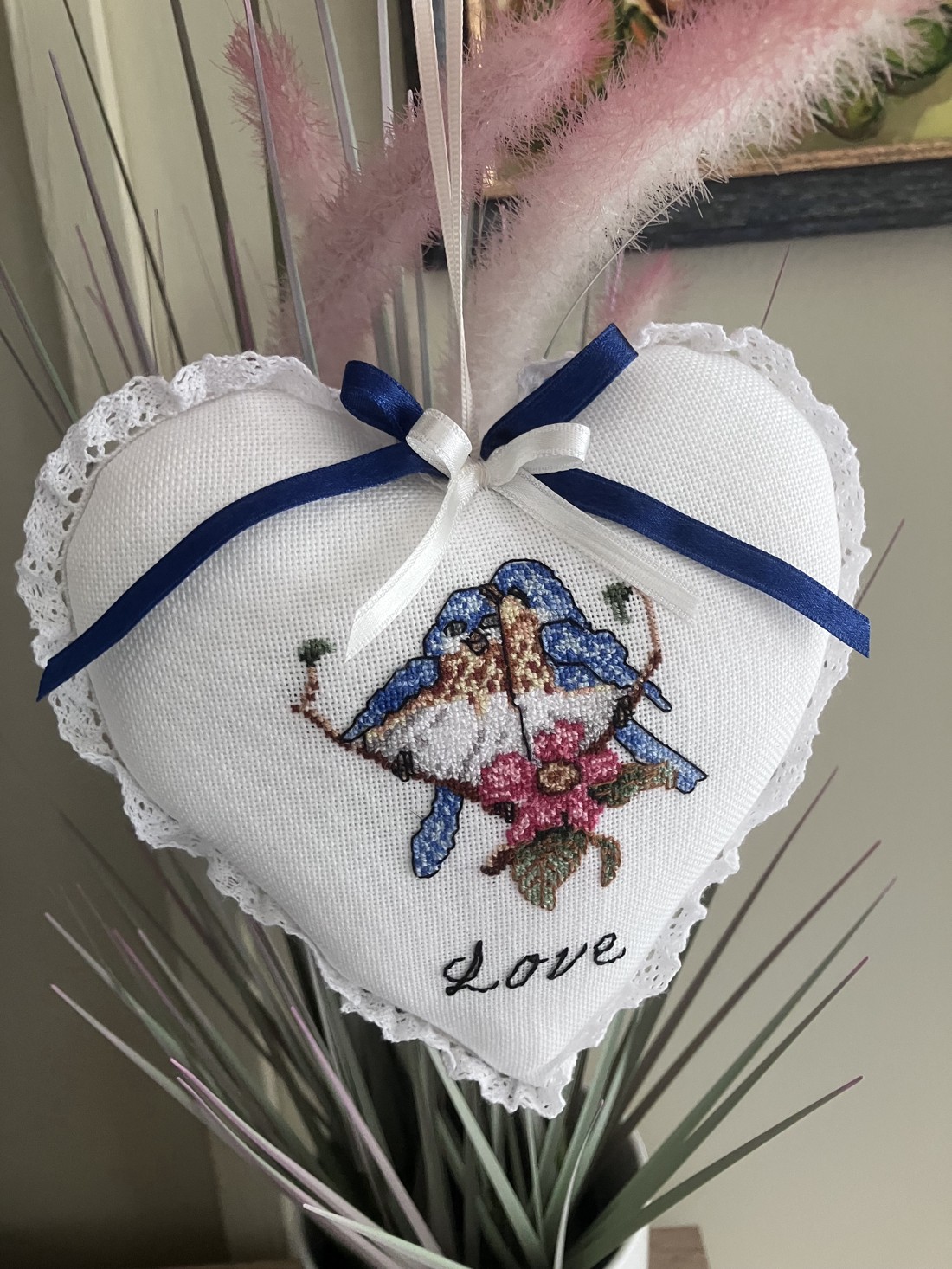Un cadou de Ziua Mamei în formă de inimă, decorat cu broderie în cruciulițe -  - Artynos.ro