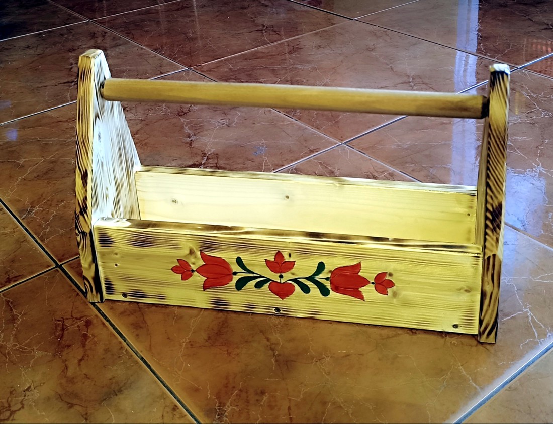 Cutie de flori din lemn cu lalele, lucrată manual - - Artynos.ro Cutie de flori din lemn cu lalele, lucrată manual - - Artynos.ro
