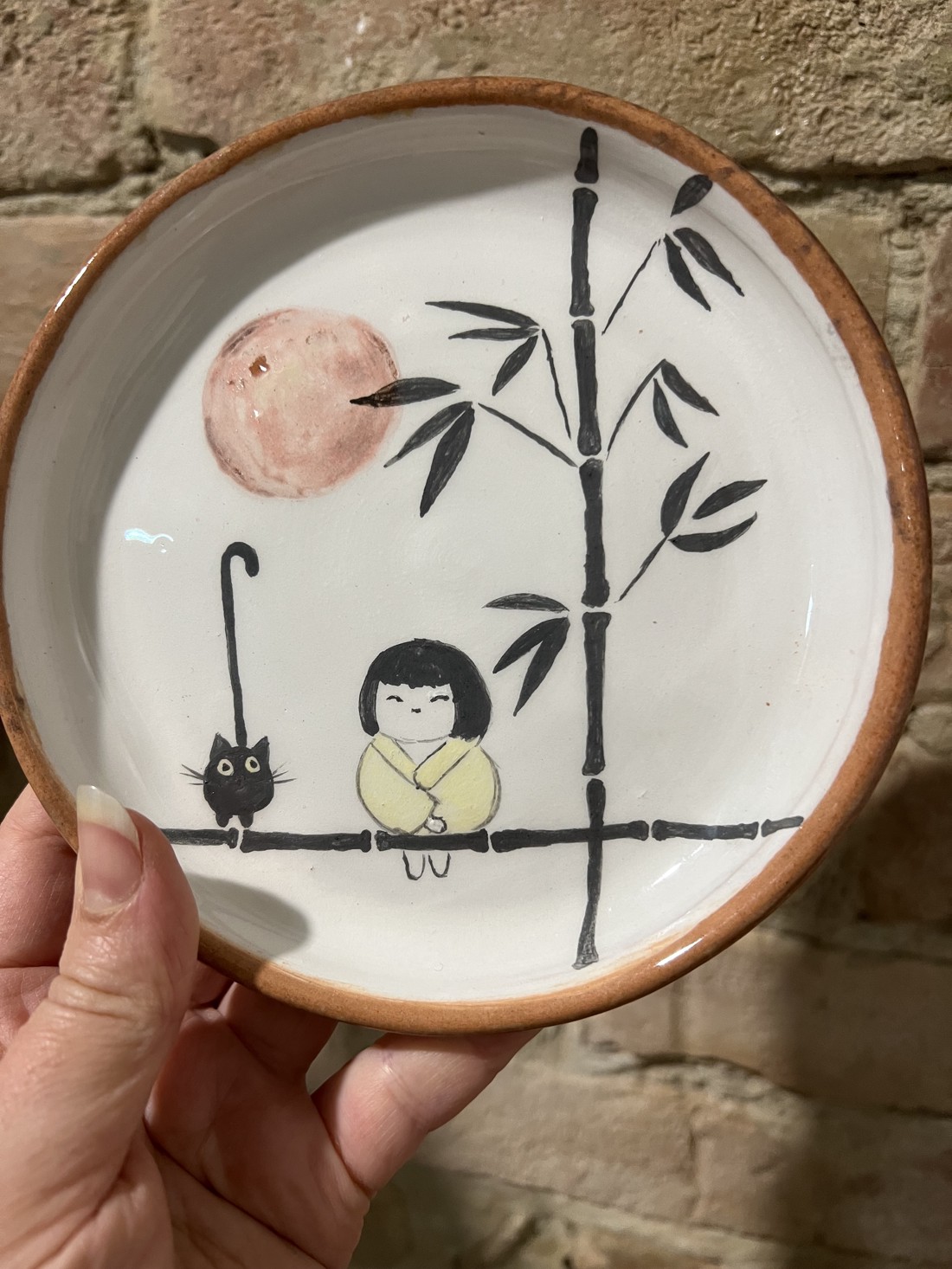 Farfurie de desert pictată manual - fată, pisoi și bambus (15 cm) -  - Artynos.ro