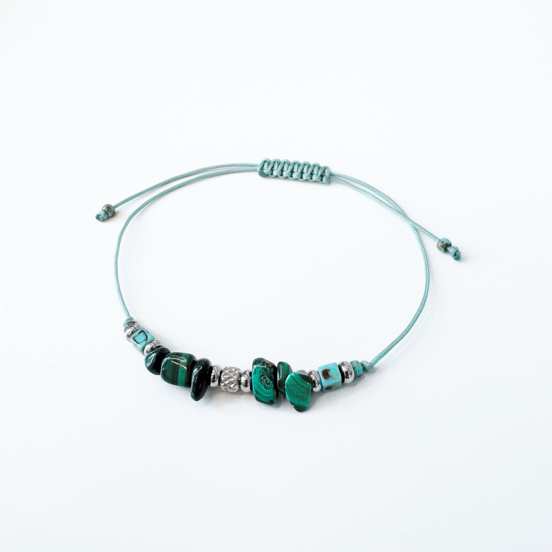 Bratara din malachit cu accesorii argintii din otel inoxidabil si margele ceramice turcoaz - bijuterii - brățări - brățară cu mărgele - Artynos.ro Bratara din malachit cu accesorii argintii din otel inoxidabil si margele ceramice turcoaz - bijuterii - brățări - brățară cu mărgele - Artynos.ro