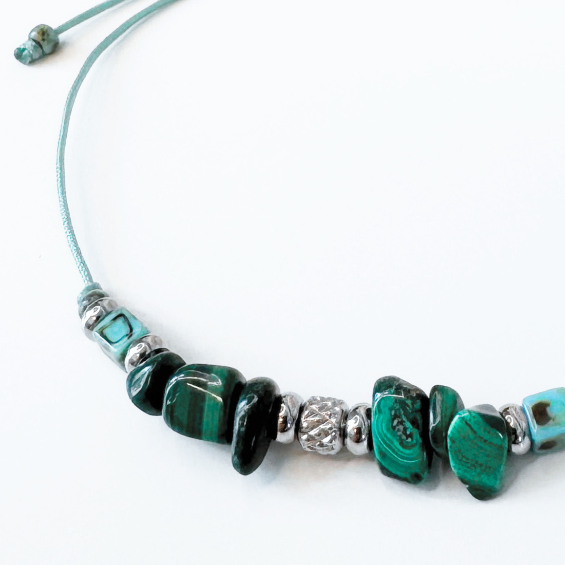 Bratara din malachit cu accesorii argintii din otel inoxidabil si margele ceramice turcoaz - bijuterii - brățări - brățară cu mărgele - Artynos.ro Bratara din malachit cu accesorii argintii din otel inoxidabil si margele ceramice turcoaz - bijuterii - brățări - brățară cu mărgele - Artynos.ro