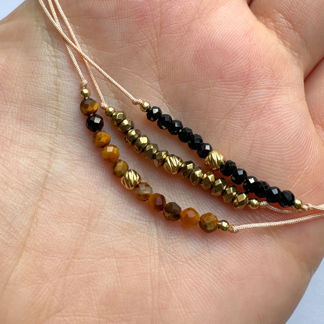 Set bratari minmaliste cu ochi de tigru, hematit si turmalina neagra - Protectie si impamantare - bijuterii - brățări - brățară cu mărgele - Artynos.ro Set bratari minmaliste cu ochi de tigru, hematit si turmalina neagra - Protectie si impamantare - bijuterii - brățări - brățară cu mărgele - Artynos.ro
