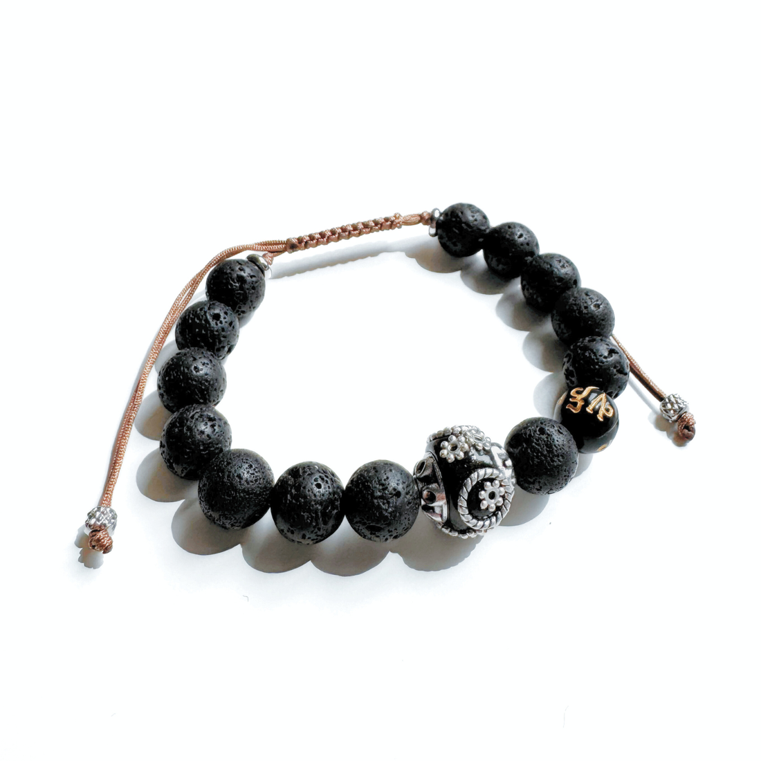 Bratara din lava vulcanica cu element Feng Shui cu inscriptii pentru abundenta si prosperitate - bijuterii - brățări - brățară cu mărgele - Artynos.ro Bratara din lava vulcanica cu element Feng Shui cu inscriptii pentru abundenta si prosperitate - bijuterii - brățări - brățară cu mărgele - Artynos.ro