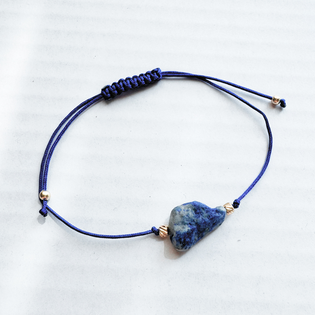 Bratara reglabila lapis lazuli cristal brut - intuitie si dezvoltare - bijuterii - brățări - brățară charm - Artynos.ro Bratara reglabila lapis lazuli cristal brut - intuitie si dezvoltare - bijuterii - brățări - brățară charm - Artynos.ro