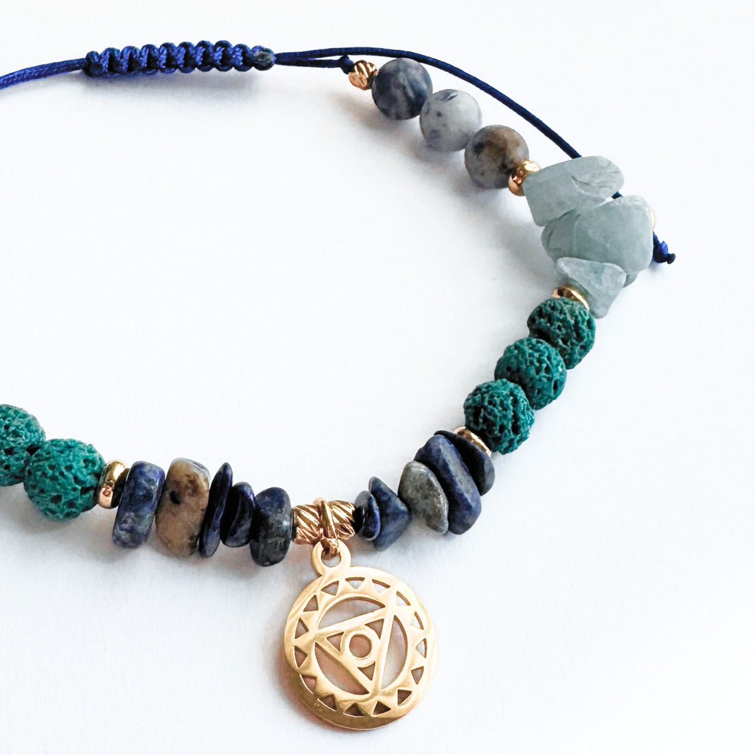 Bratara chakra Vishuddha (chakra gatului) cu acvamarin, sodalit, lapis lazuli si lava vulcanica - Comunicare si exprimar - bijuterii - brățări - brățară cu mărgele - Artynos.ro