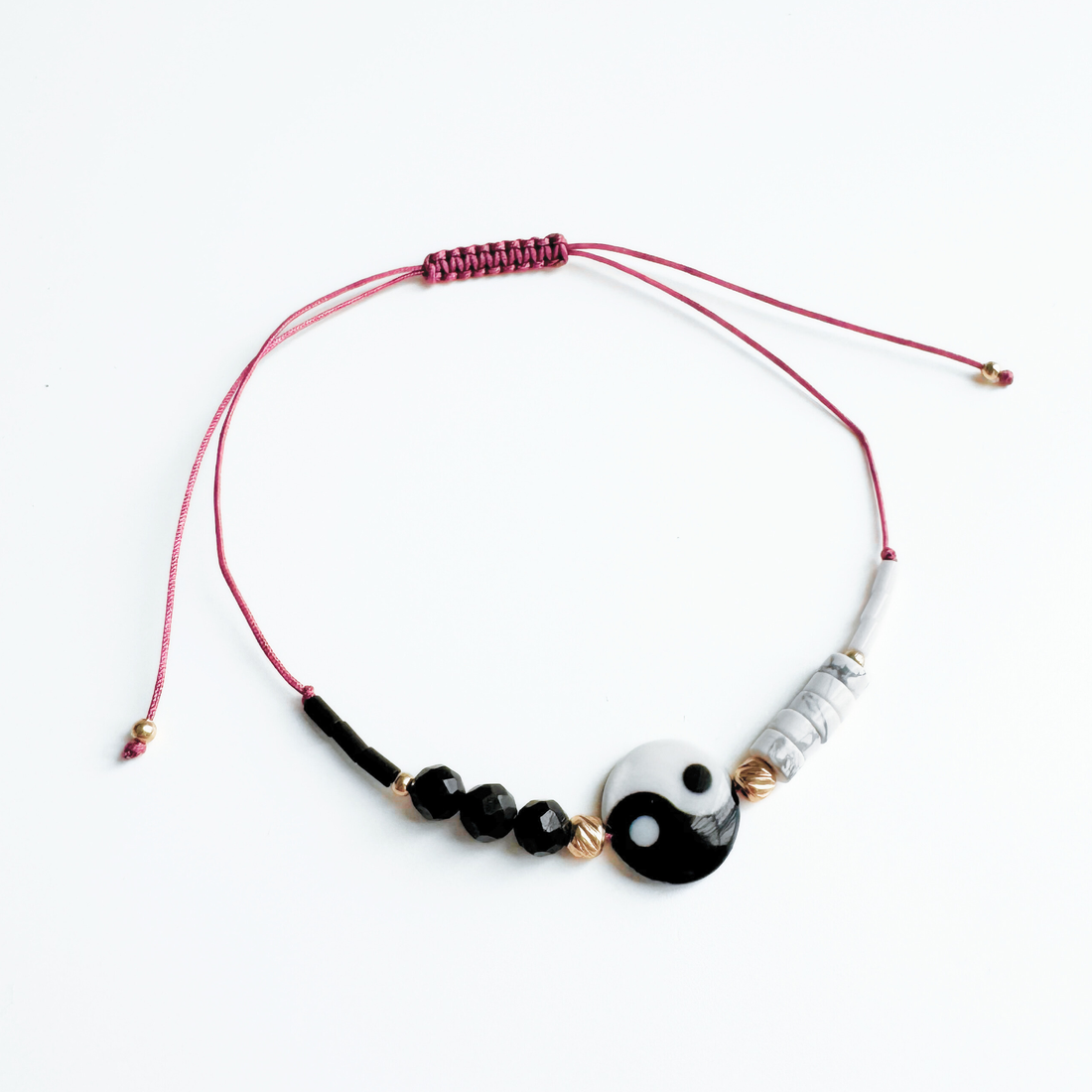 Bratara reglabila din turmalina neagra si howlit cu element Yin Yang din sidef - bijuterii - brățări - brățară charm - Artynos.ro Bratara reglabila din turmalina neagra si howlit cu element Yin Yang din sidef - bijuterii - brățări - brățară charm - Artynos.ro